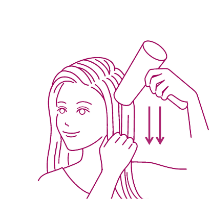 分け目を目立たせずに髪のボリュームを出す髪の乾かし方：こめかみから下の髪を軽く引っ張りながら、ドライヤーを上から下に向かって当てて乾かす。