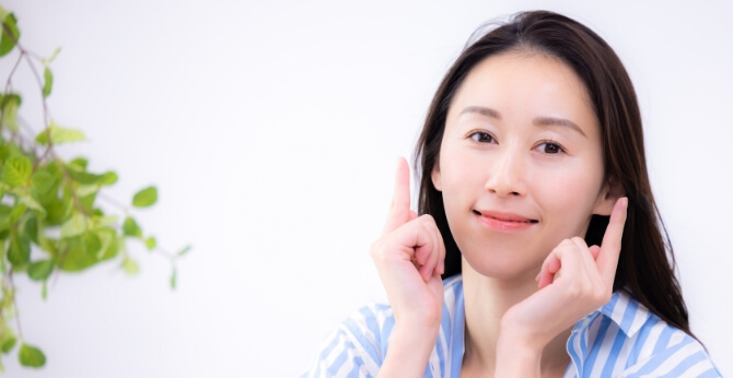 思い立った女性のイメージ画像