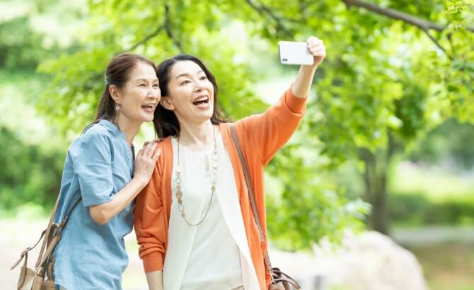 分け目の透け感が気になったきっかけは、写真や鏡を見て気づくケースがトップ。写真を撮るイメージ画像