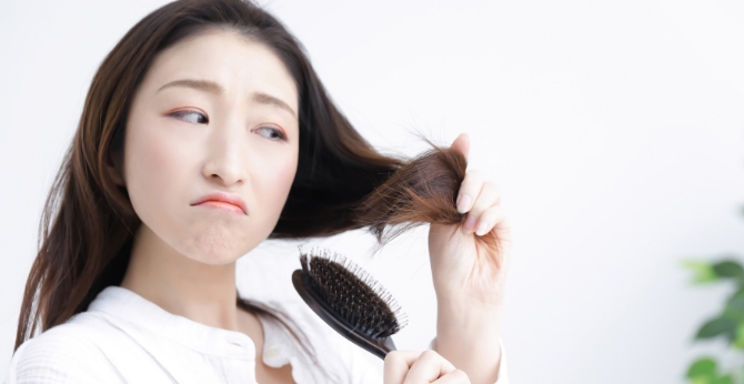 抜け毛が気になる女性のイメージ画像