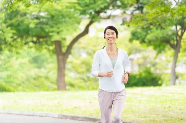 適度な運動をする女性のイメージ画像