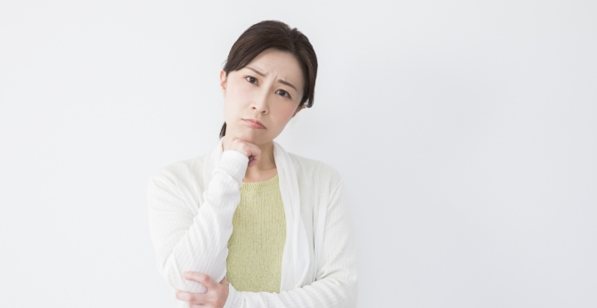 悩む女性のイメージ画像