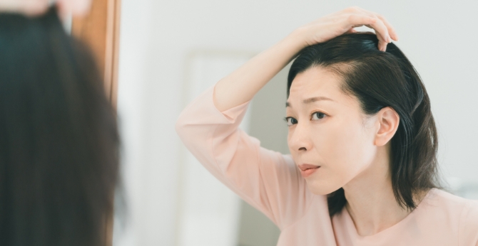 壮年性脱毛症で髪の量と太さが気になる女性のイメージ画像