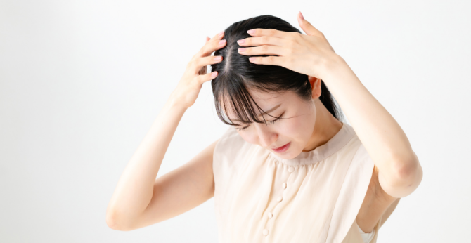 分け目を気にする女性のイメージ画像